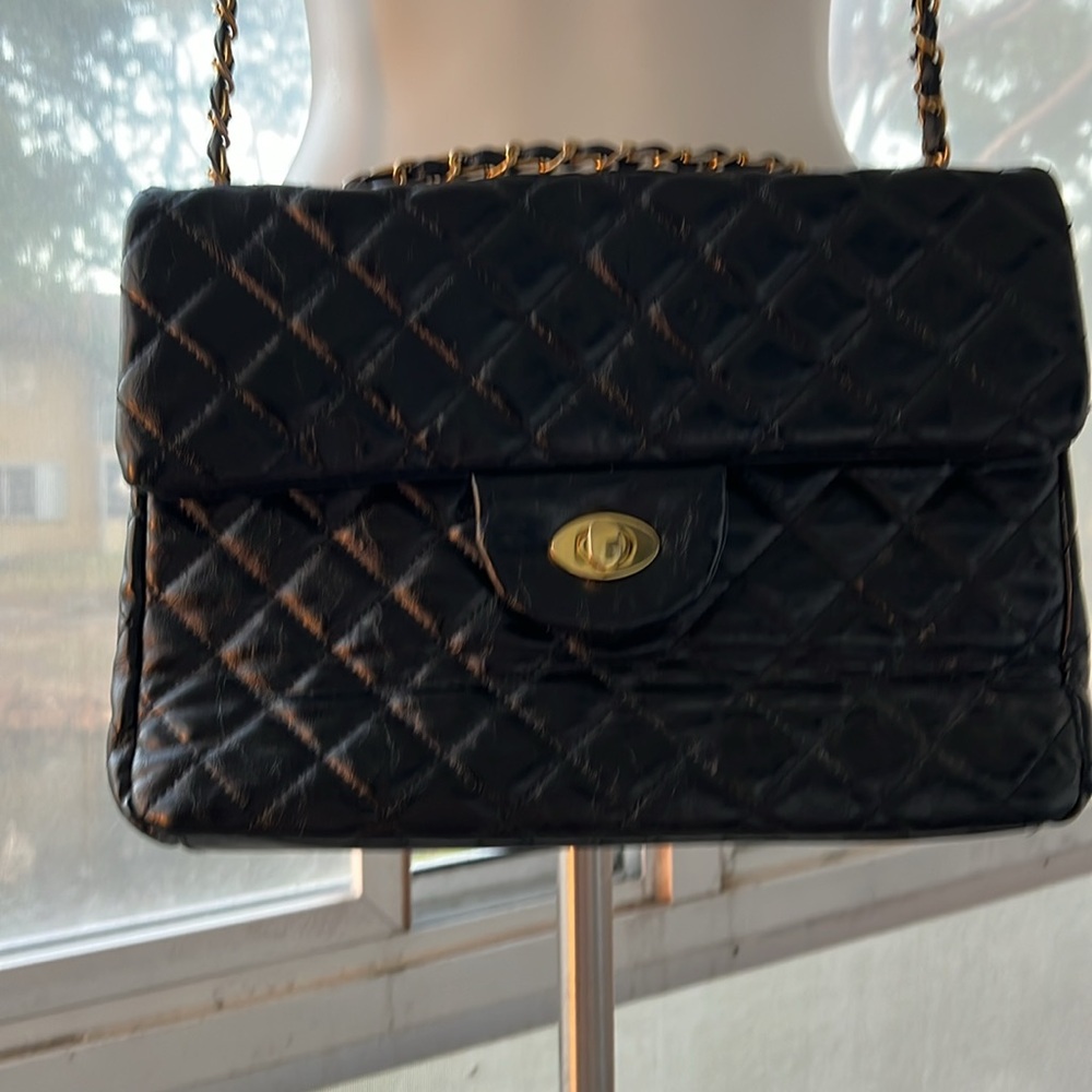 Elegant Black Quilted Shoulder Bag - Picture 3 of 9